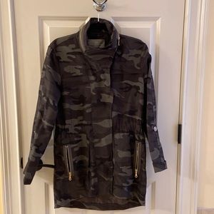 Tart Collections Cory Camouflage Rain jacket. Size XS. Like new.
